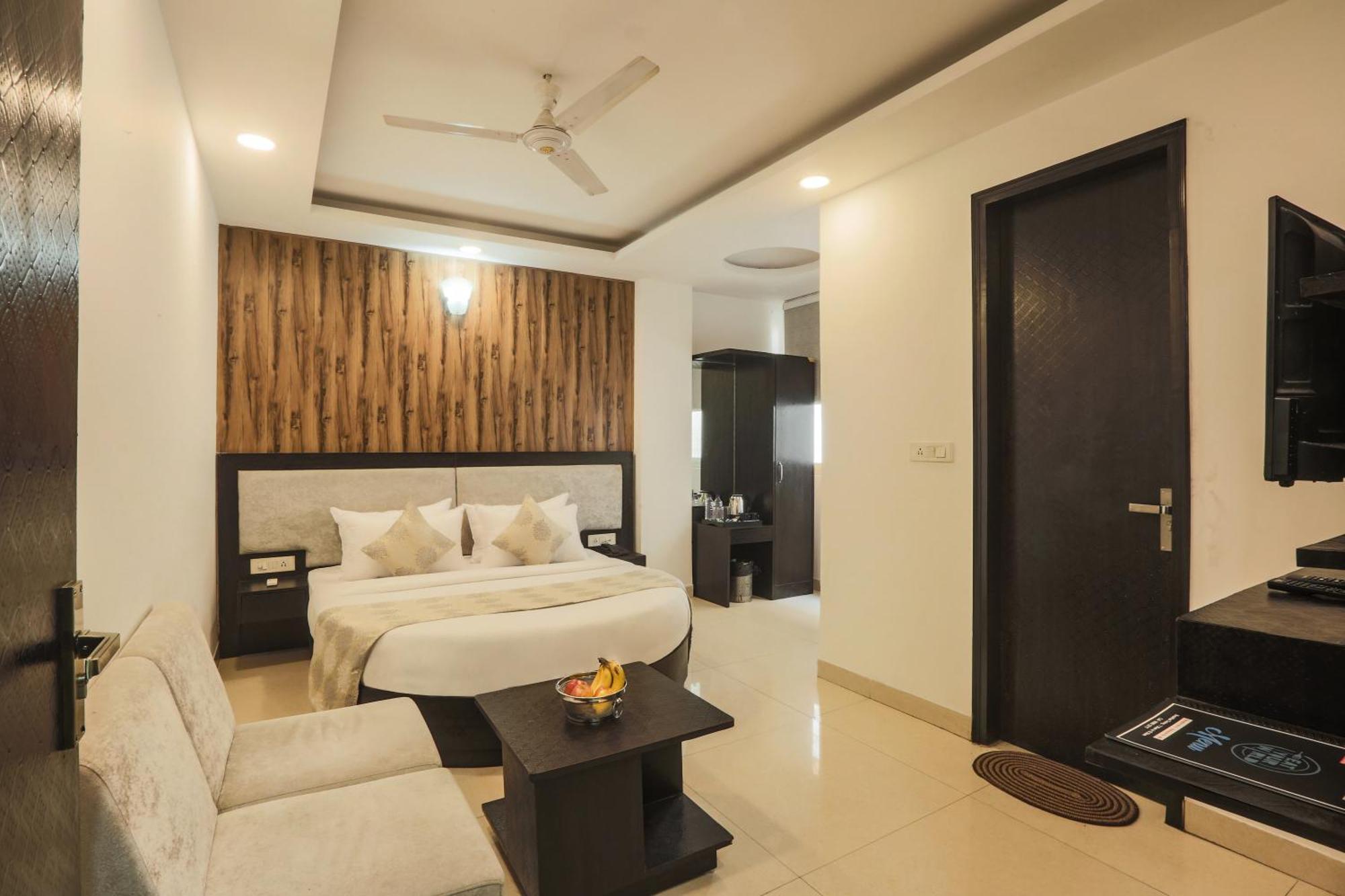 Hotel Belwoood Near Delhi Airport 4*